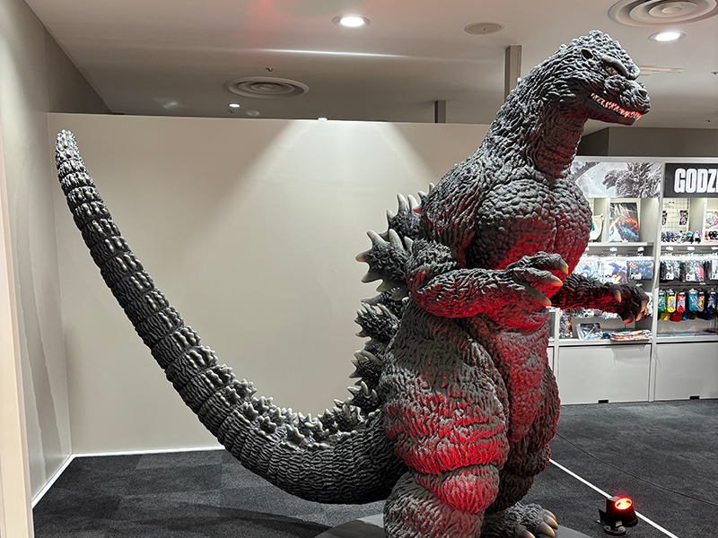 東京・日比谷シャンテ店 ゴジラ立像